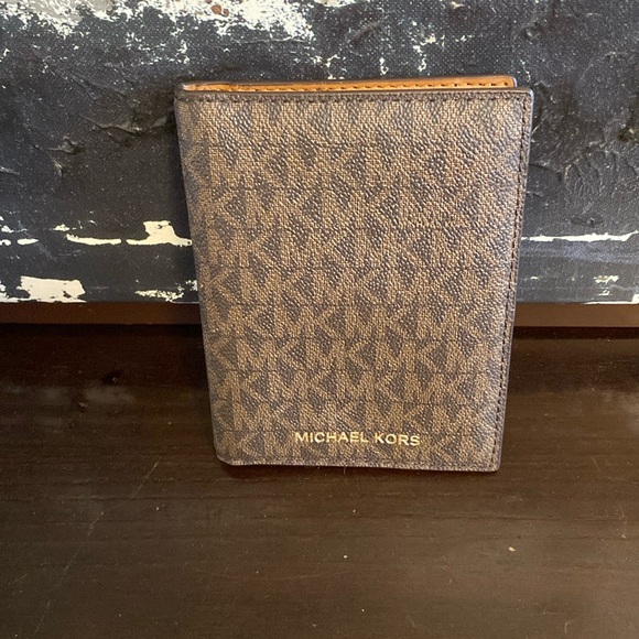 Authentic Michael Kors Passport Wallet - Picture 1 of 4